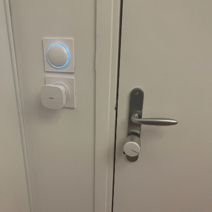 Photo d'une poigné de porte équipée et connectée à l'alarme