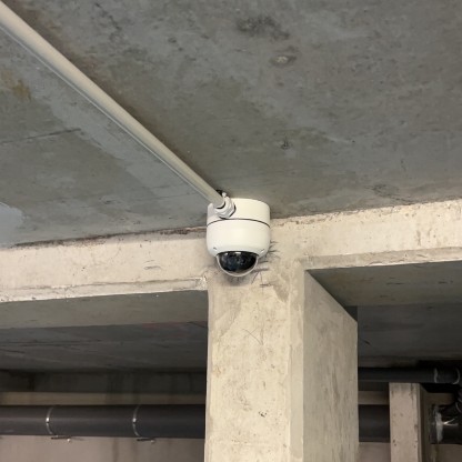 Photo d'une caméra de surveillance dans un parking